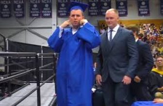 Ovación en silencio a un joven con sensibilidad al ruido durante su graduación