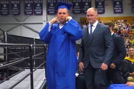 Ovación en silencio a un joven con sensibilidad al ruido durante su graduación